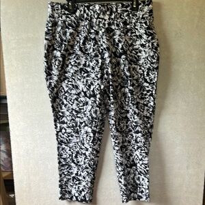 Jessica London capris. Black and white floral. Stretch. Size 16W